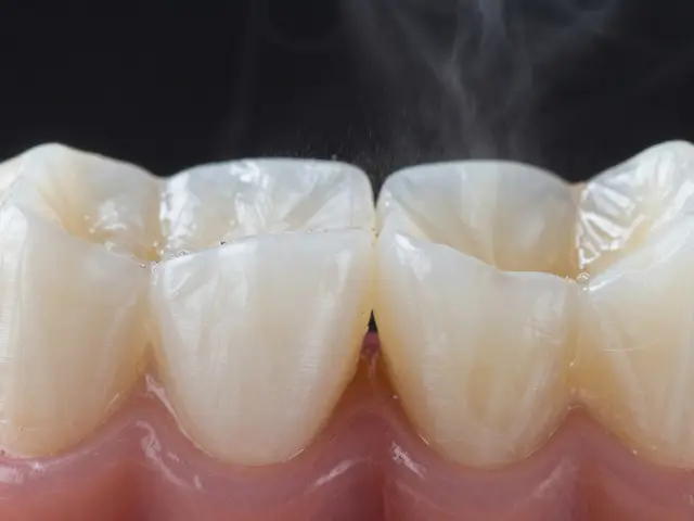 Jak bezpečná je bělící zubní pasta pro vaše zuby? Pravda o bělení a poškozování emalí