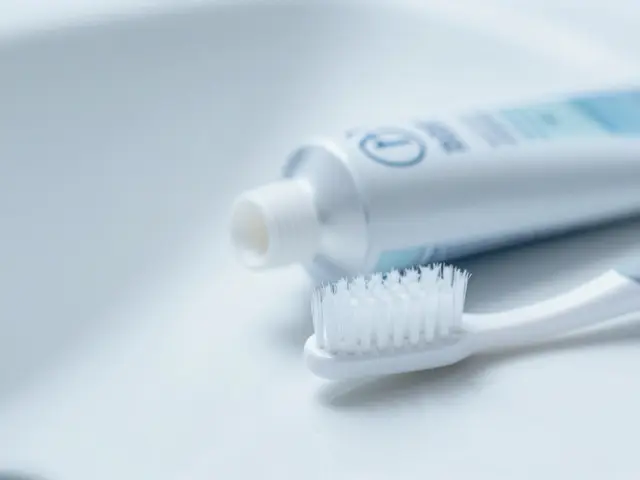Co nesmí obsahovat zubní pasta? Nebezpečné látky a tipy po kyretáži
