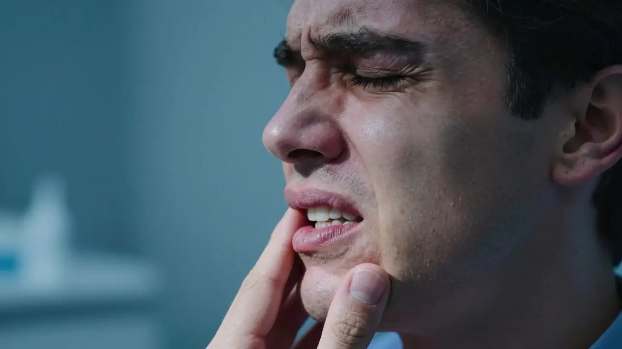 Co místo implantátu? Řešení pro prasklé zuby