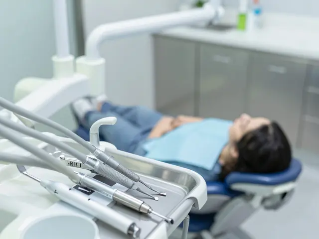 Jak dlouho trvá kyretáž zubů? Čas, bolest a péče po zákroku
