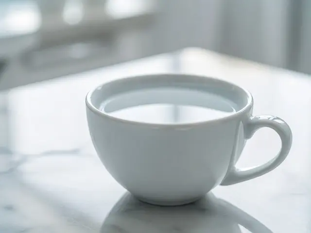 Co pít při bílé dietě po bělení zubů? Kompletní průvodce nápoji